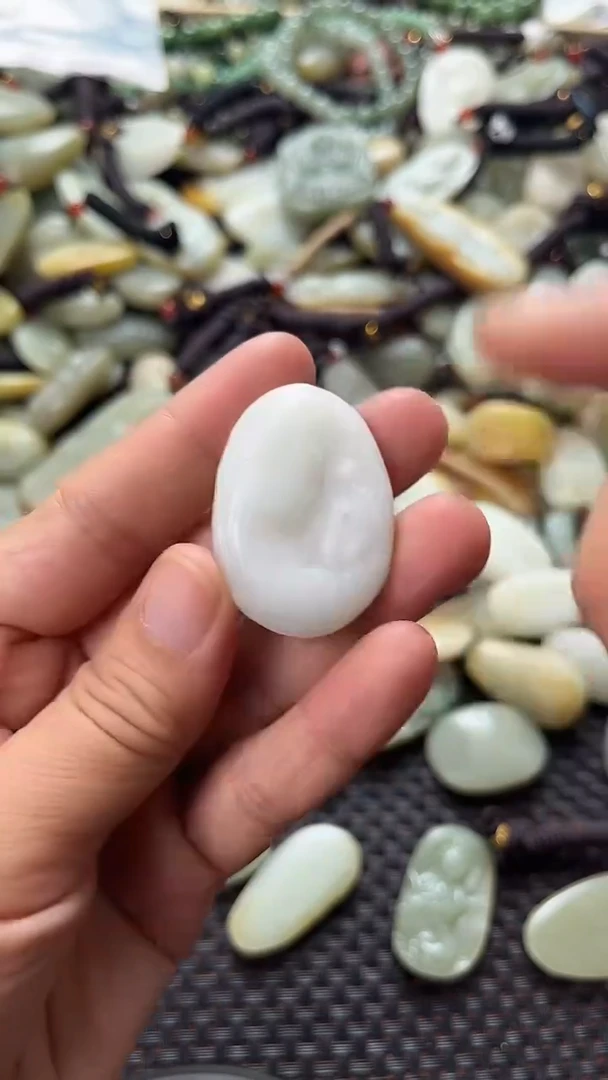 和田玉未镶嵌颈饰（多样性发一件）没有证书有瑕