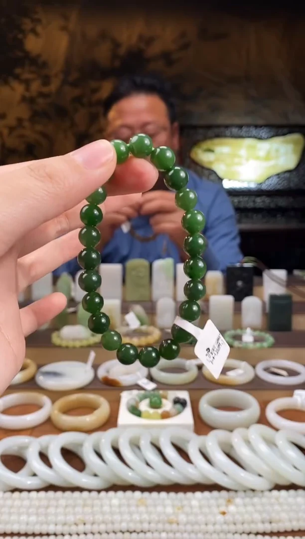 颈饰未镶嵌和田玉俄碧冰底 辣阳绿 8mm手串