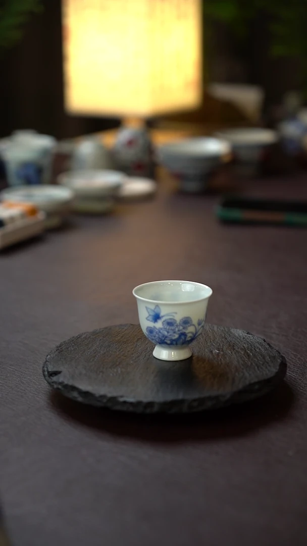 景德镇全手工手绘青花花卉带底小主人杯