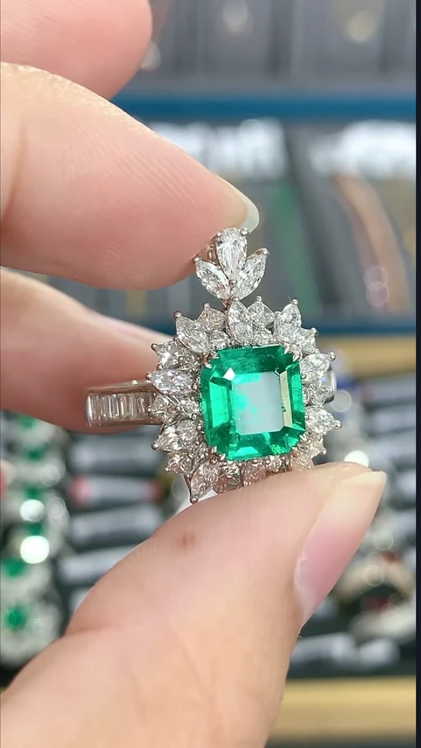 18K金镶嵌戒指祖母绿1.84克拉