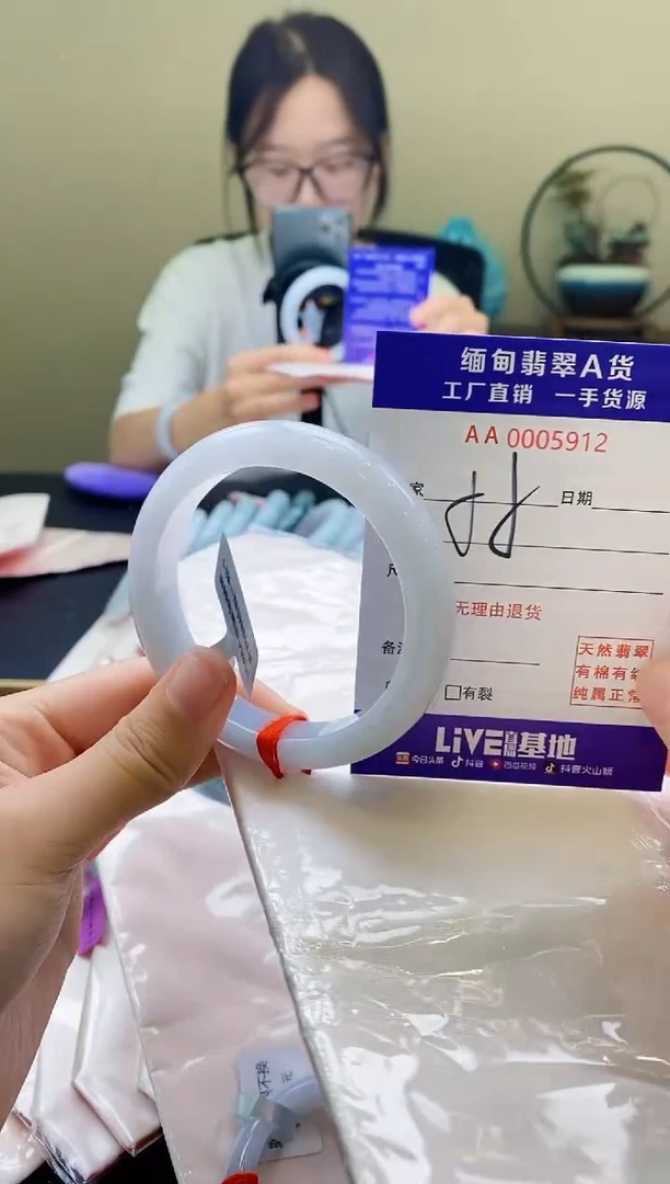 翡翠手镯未镶嵌一**奶AAAAAA