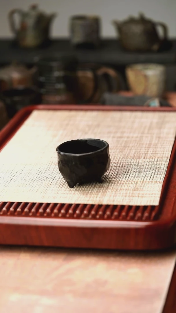 归玉堂冰碛岩重工雕刻手凿三足杯