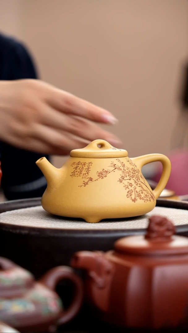茶壶紫砂黄金段子冶石瓢刻梅花