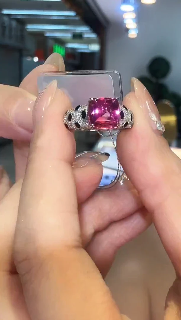 18K金镶嵌戒指碧玺豹子