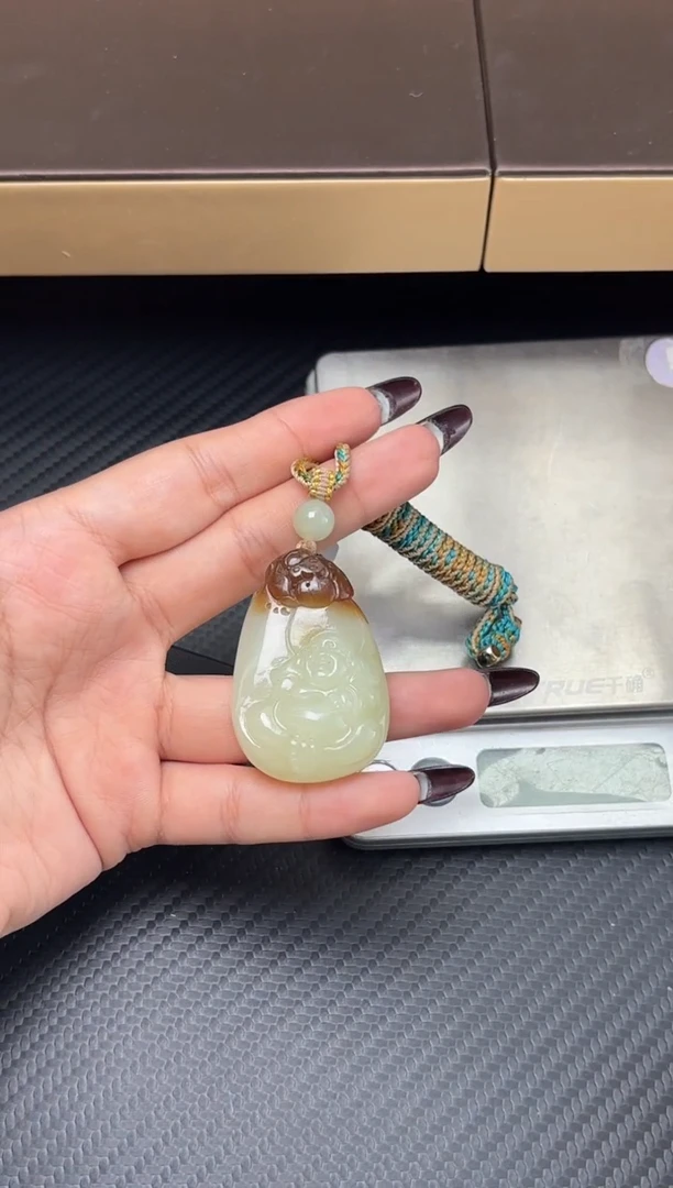 吊坠(赠链)未镶嵌和田玉若羌微色差吊坠