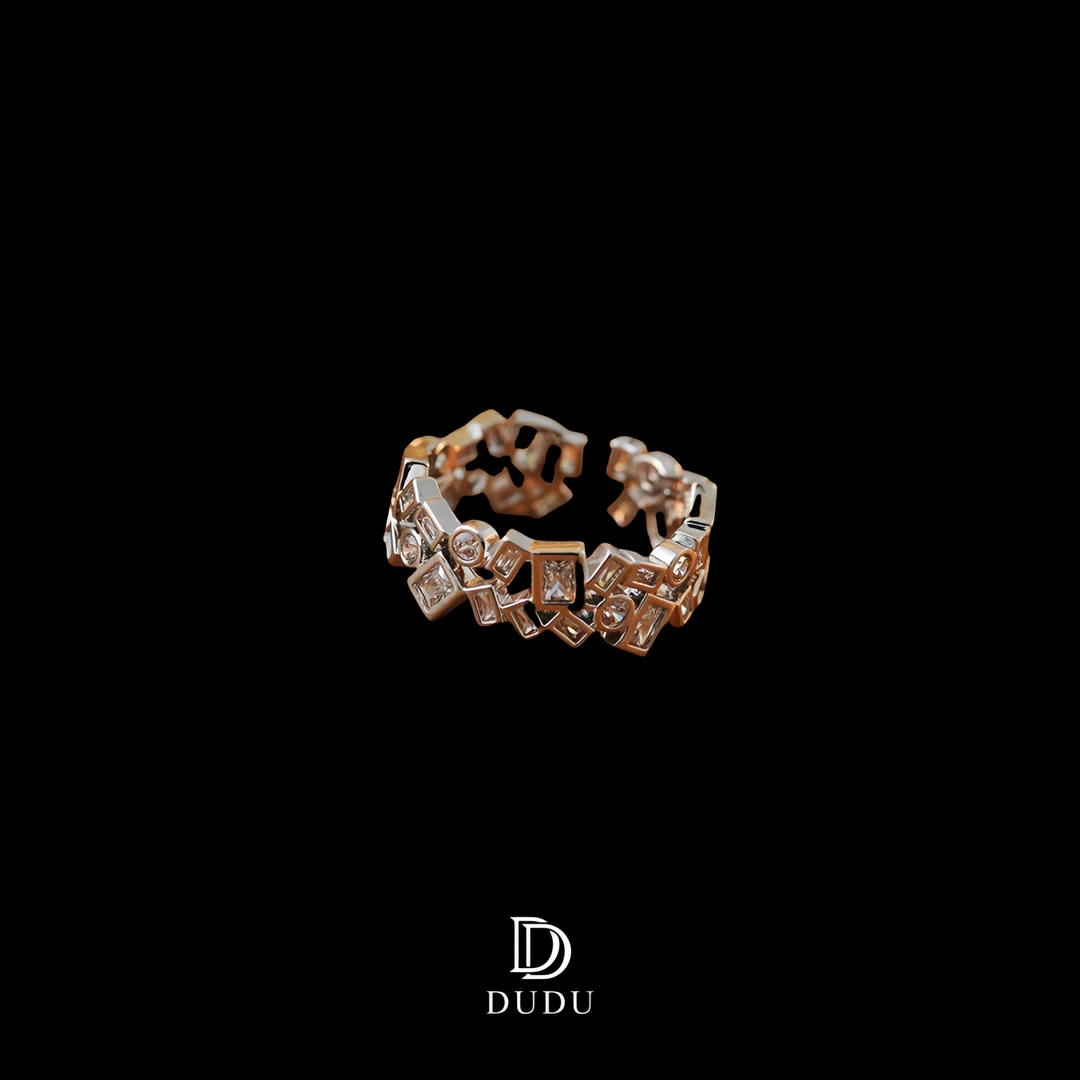 0107镀K金菱格戒指ins 欧美几何形钯白莫桑石