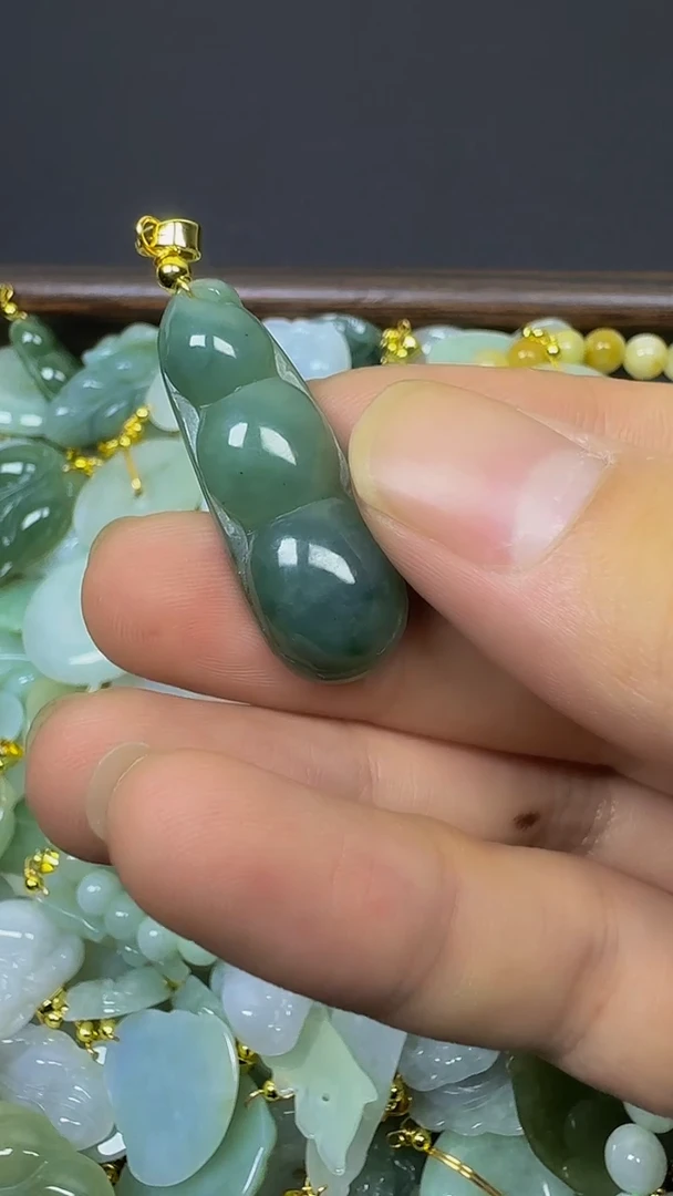 颈饰未镶嵌翡翠颈饰未嵌镶翡翠