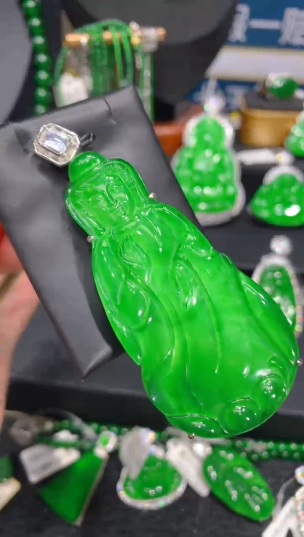 颈饰银S925镶嵌翡翠观音