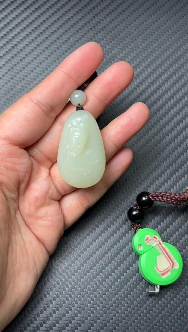 吊坠(赠链)未镶嵌和田玉且末微色差迪克兰一细吊坠