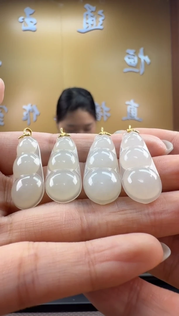 颈饰18K金镶嵌和田玉挂件（多样性发一）