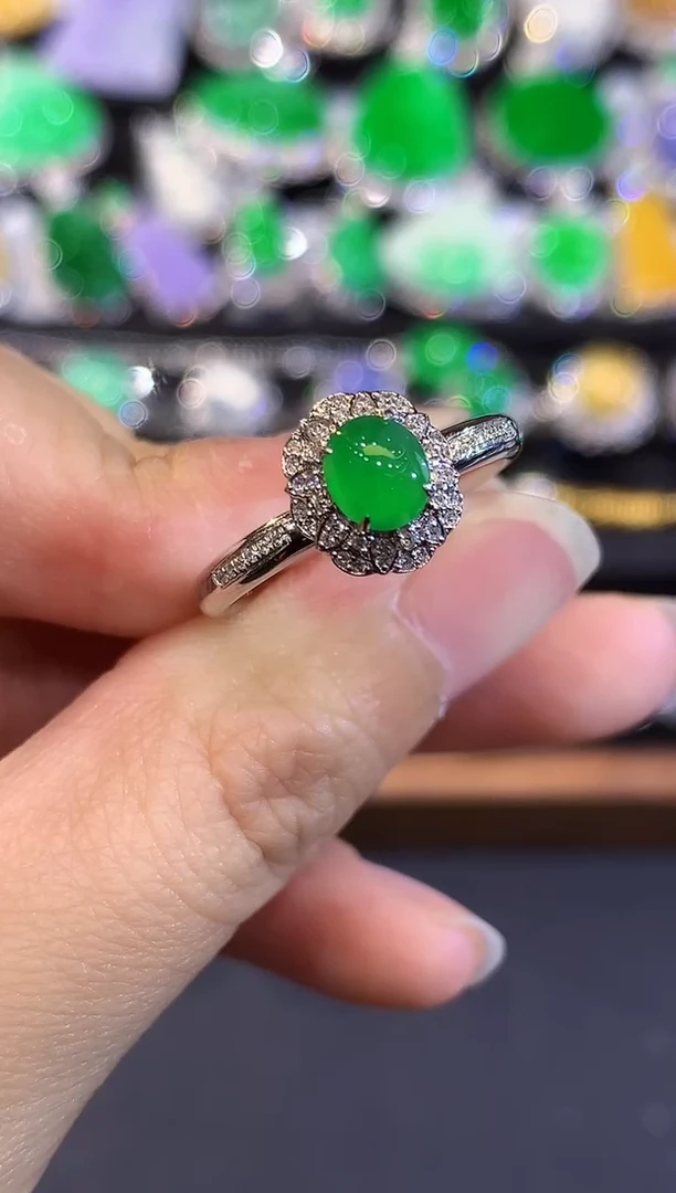 18K金镶嵌戒指翡翠多样性发其一