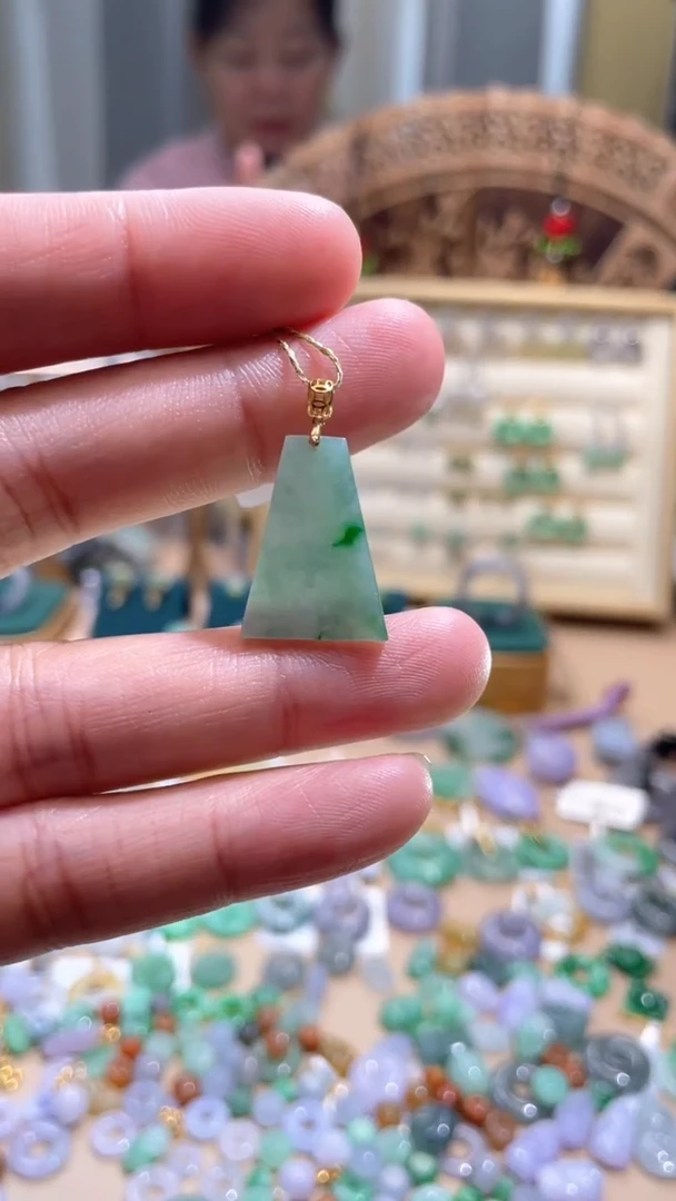 【闪购商品】翡翠颈饰18K金镶嵌无事牌