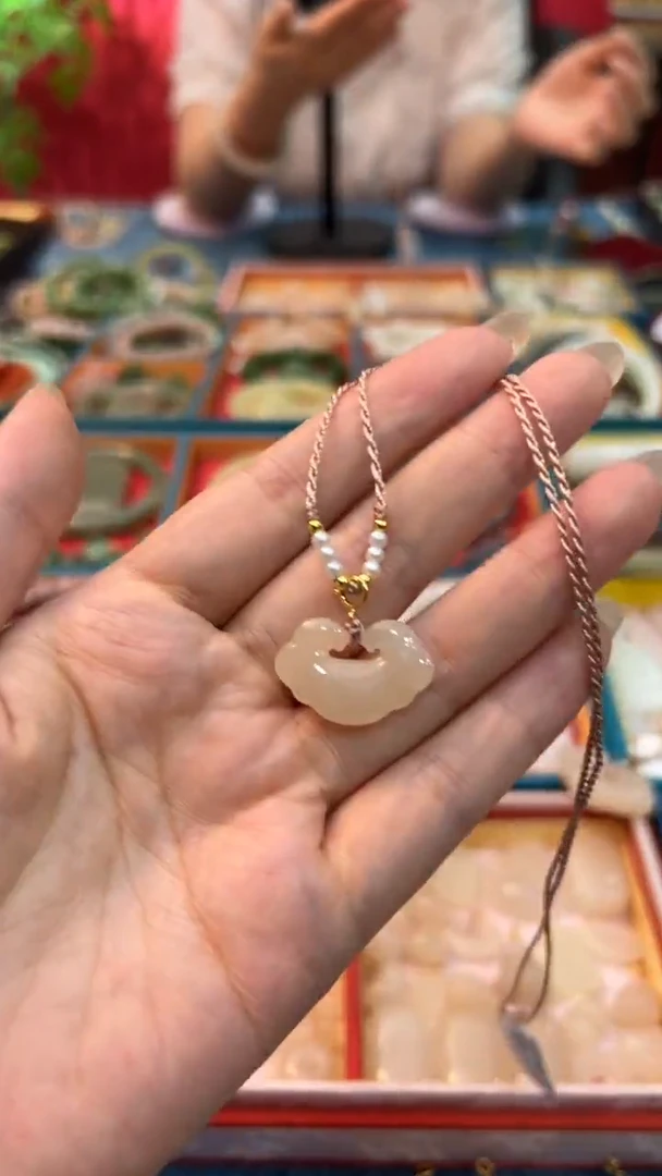 和田玉未镶嵌颈饰红藕粉小如意锁