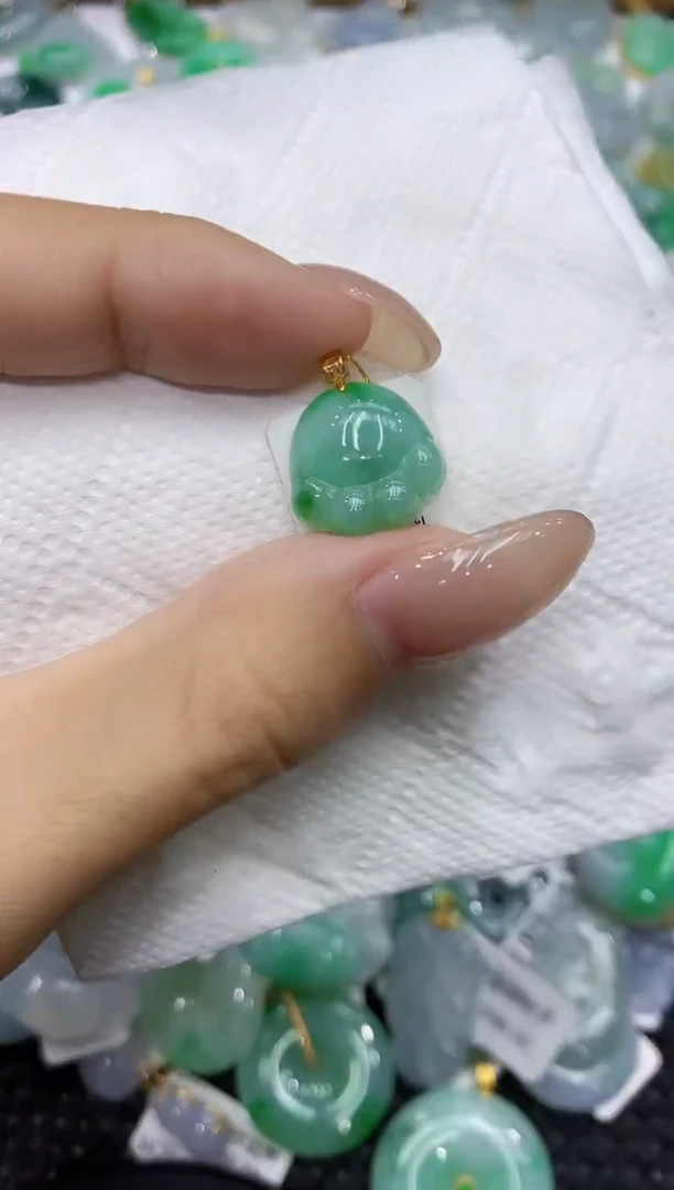 翡翠18K金镶嵌颈饰111111111111