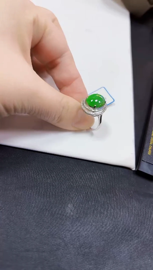 颈饰18K金镶嵌翡翠戒指