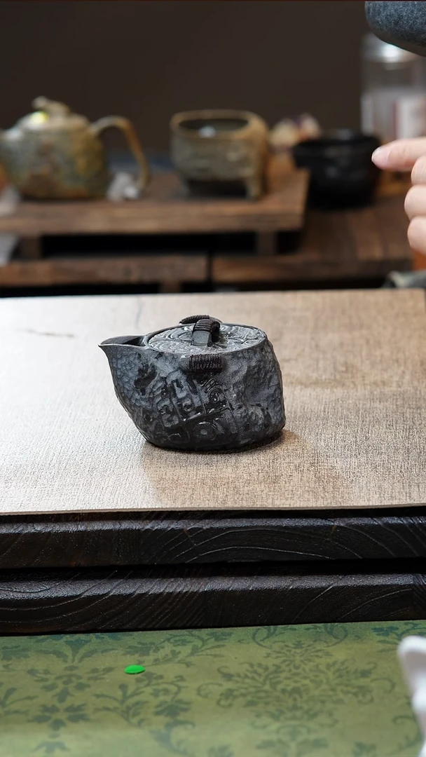 中式归玉堂冰碛岩重工雕刻饕餮宝瓶壶