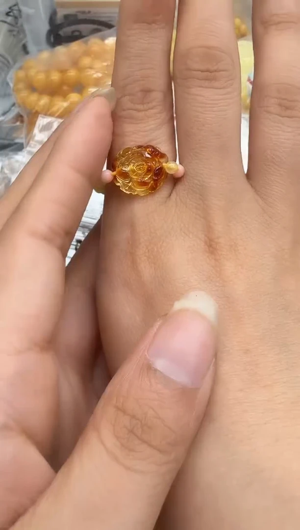 未镶嵌琥珀裸石如图