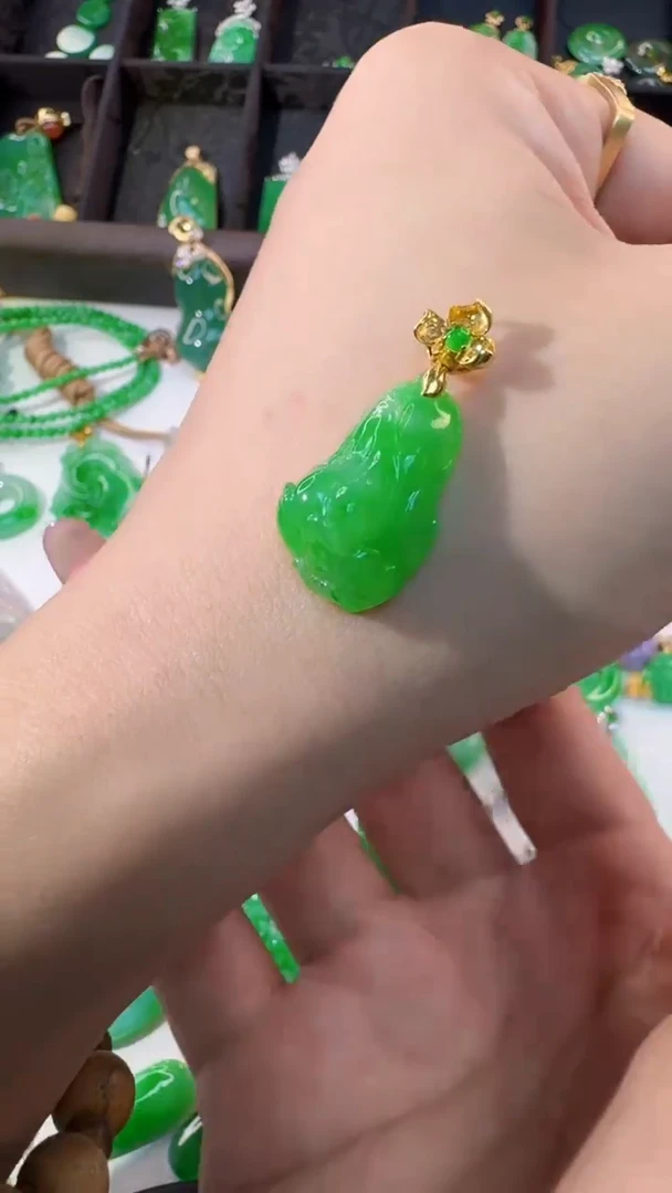 颈饰18K金镶嵌翡翠缅甸A货翡翠