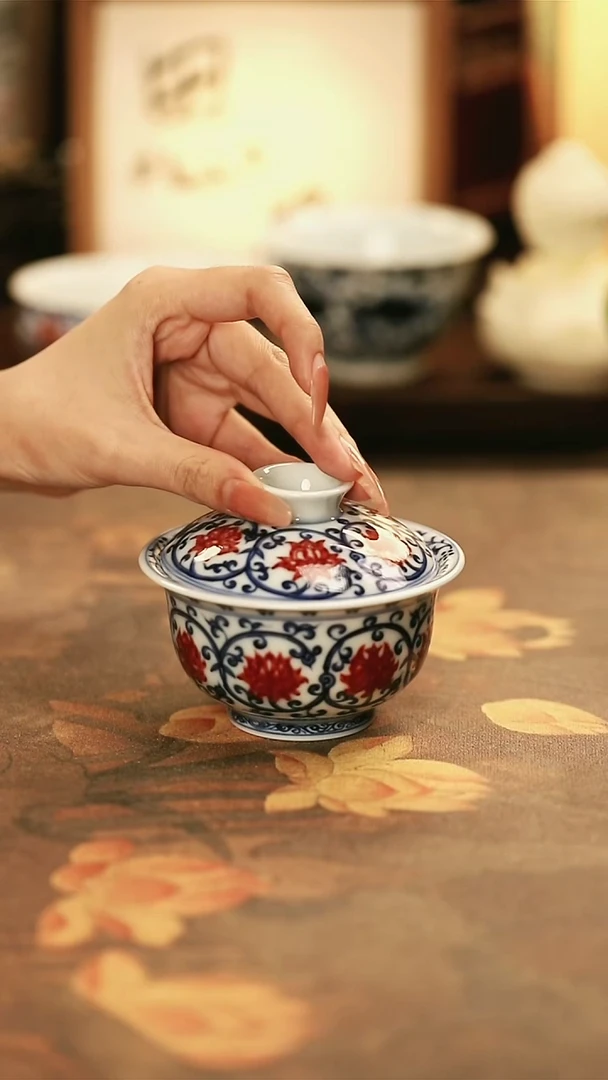 陶瓷青花釉里红缠枝莲盖碗/62