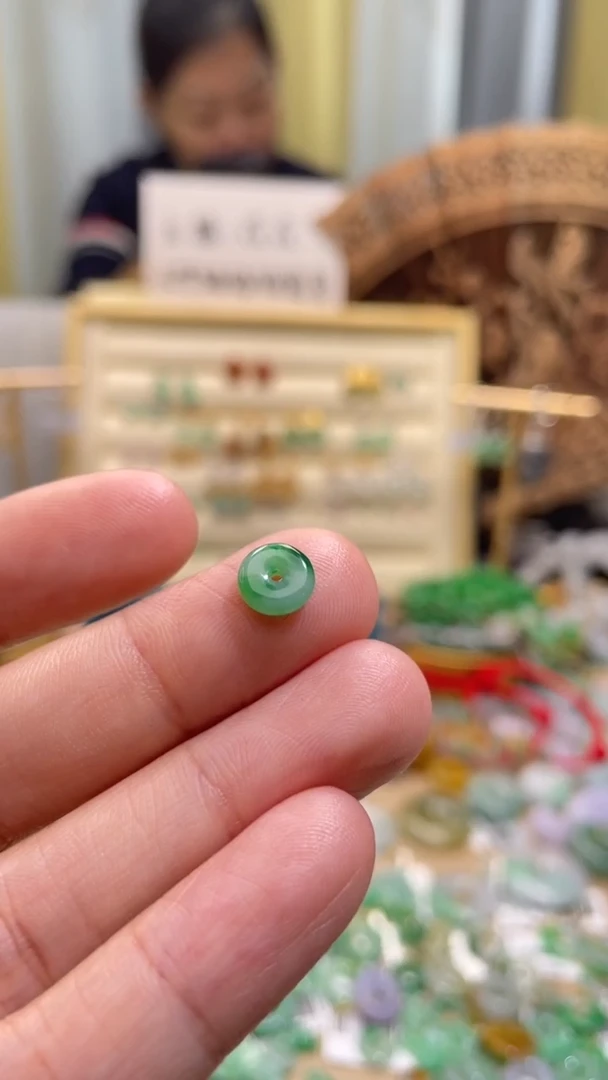 颈饰未镶嵌翡翠平安扣