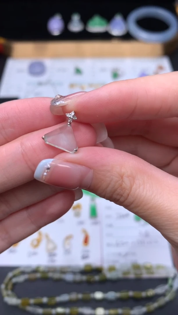 18K金镶嵌定制翡翠自营供应 48小时鉴赏期