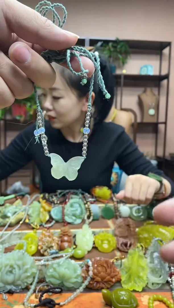 未镶嵌岫玉颈饰多样性发货发其中之一