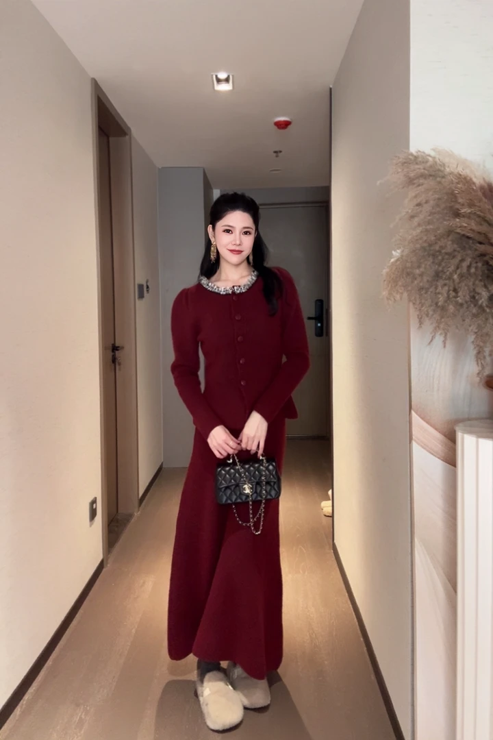 高级感钉珠圆领毛衣针织衫半身裙两件套女秋冬新款红色小香风套装