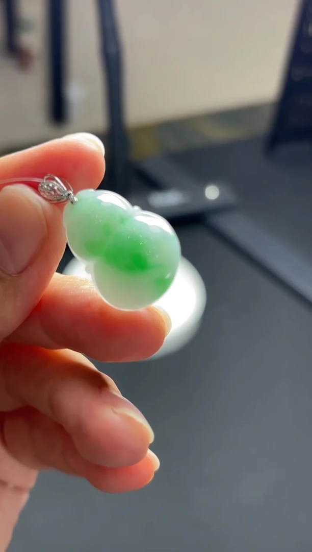 颈饰18K金镶嵌翡翠葫芦