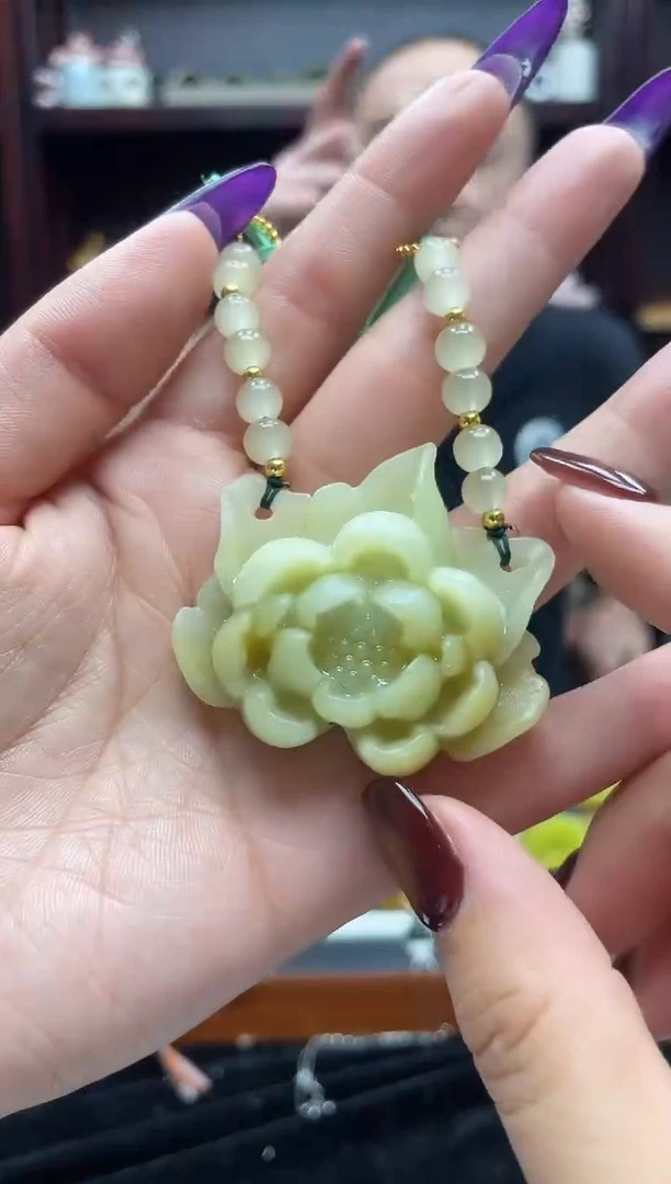 岫玉未镶嵌吊坠·