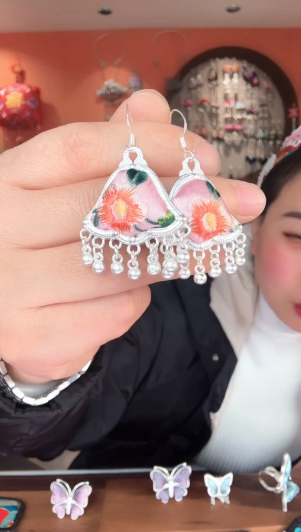 织绣手工苗银苗绣饰品100