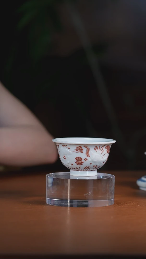 釉里红雕刻鱼藻压手杯