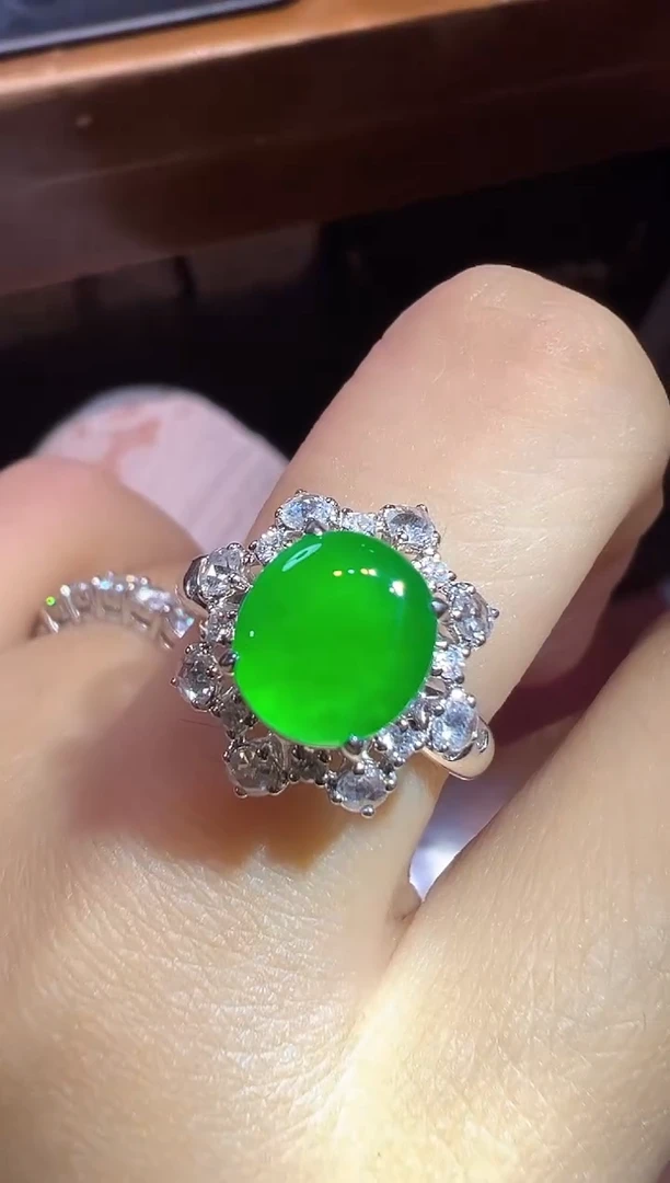 18K金镶嵌戒指翡翠蛋面