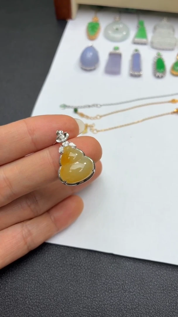 颈饰18K金镶嵌翡翠天然翡翠A货