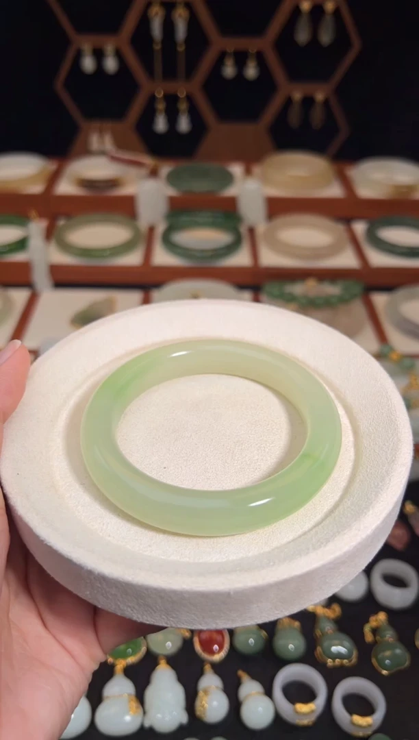 未镶嵌手镯和田玉精品翠青