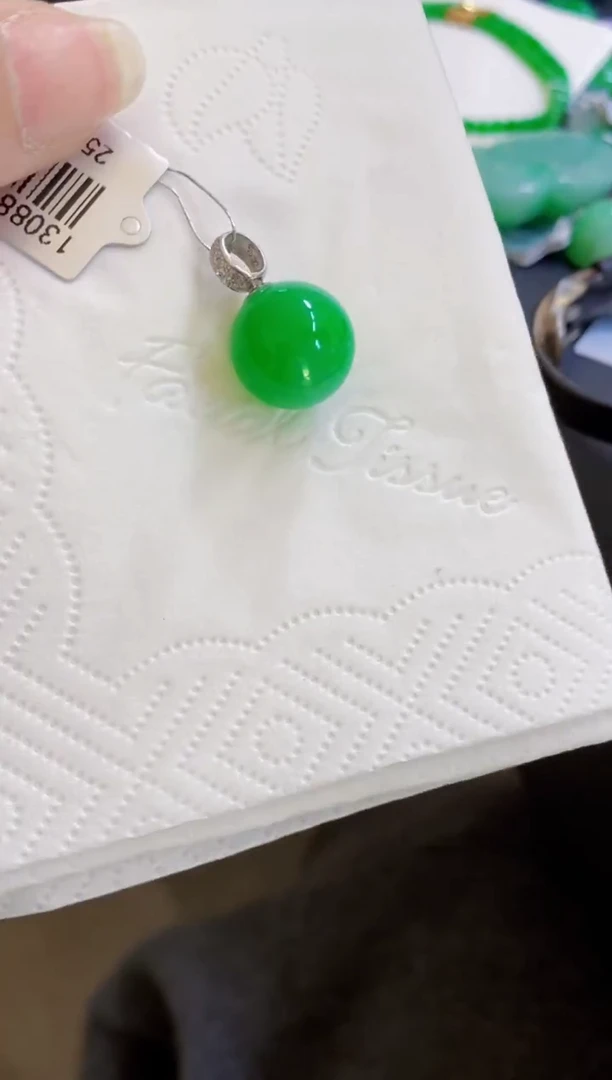 颈饰18K金镶嵌翡翠珠子