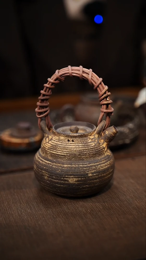 全手工制作  紫砂提梁壶