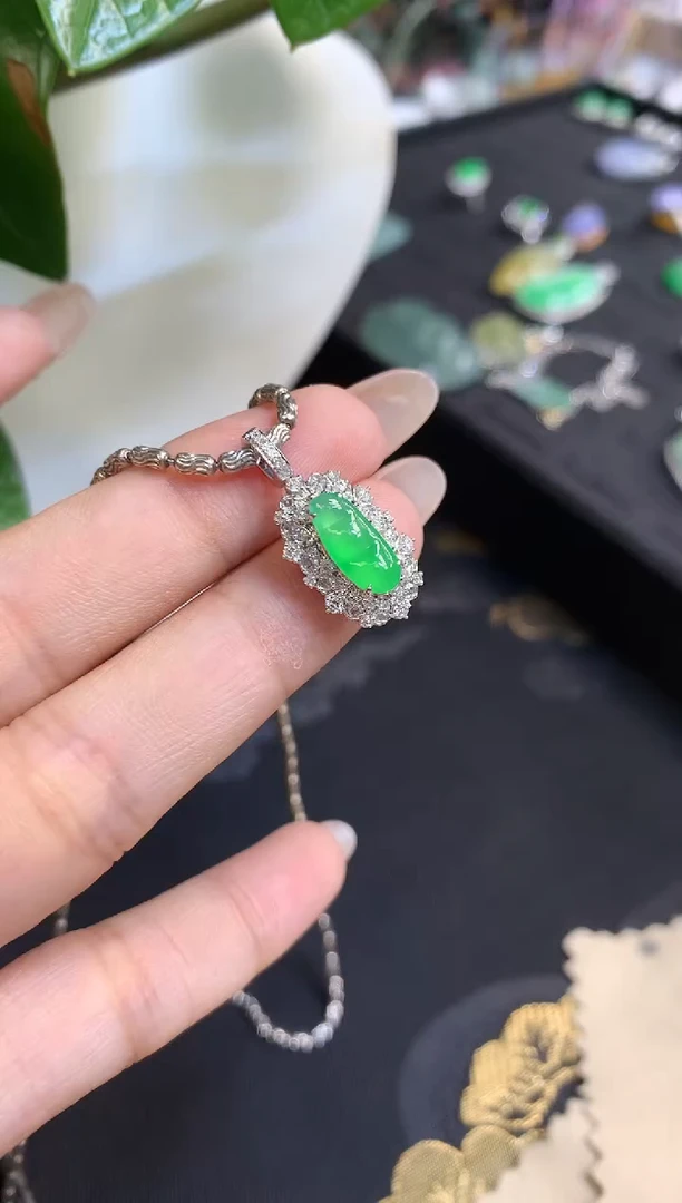 翡翠18K金镶嵌吊坠(不含链)豆子