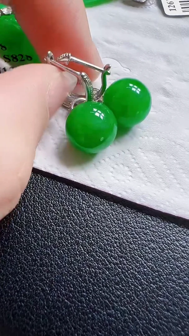 颈饰18K金镶嵌翡翠耳包