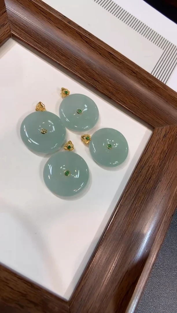 颈饰18K金镶嵌翡翠平安扣 多样性发一件