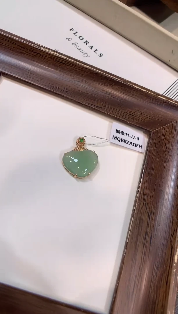 颈饰18K金镶嵌翡翠爱心