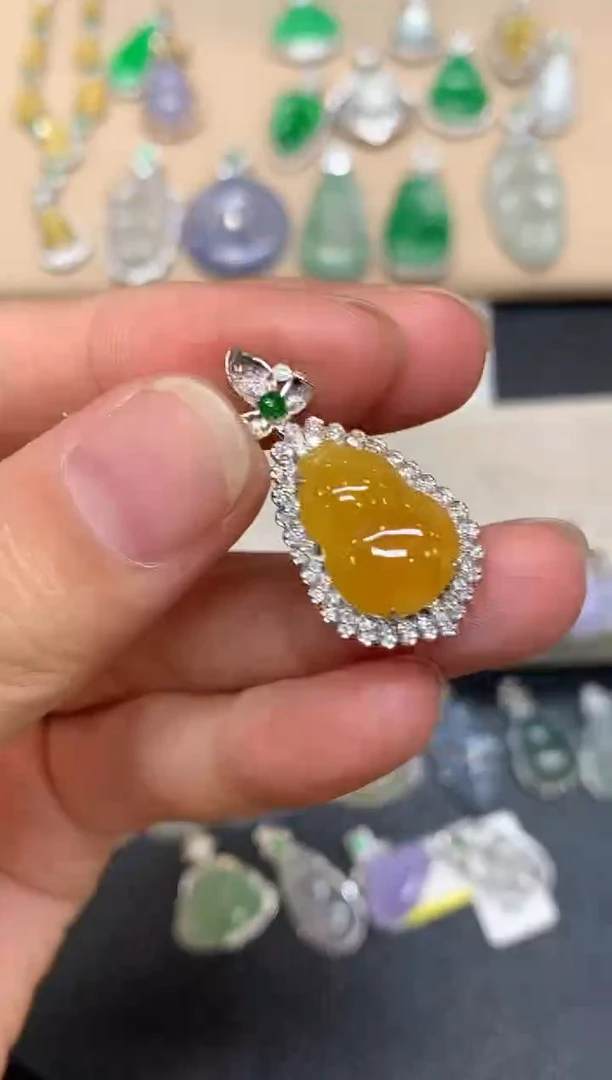 颈饰18K金镶嵌翡翠葫芦【无服务费