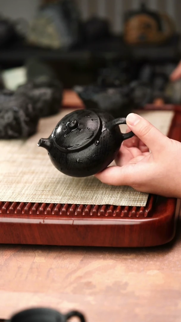 H*M归玉堂冰碛岩重工雕刻透光寒江壶