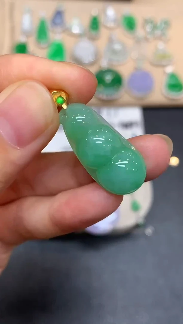 颈饰18K金镶嵌翡翠福豆【无服务费