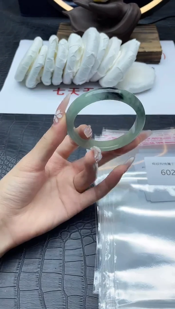 翡翠手镯未镶嵌一物一图602