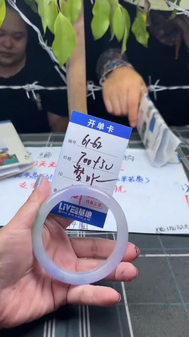 无非金属缅区原矿手镯手工艺现场