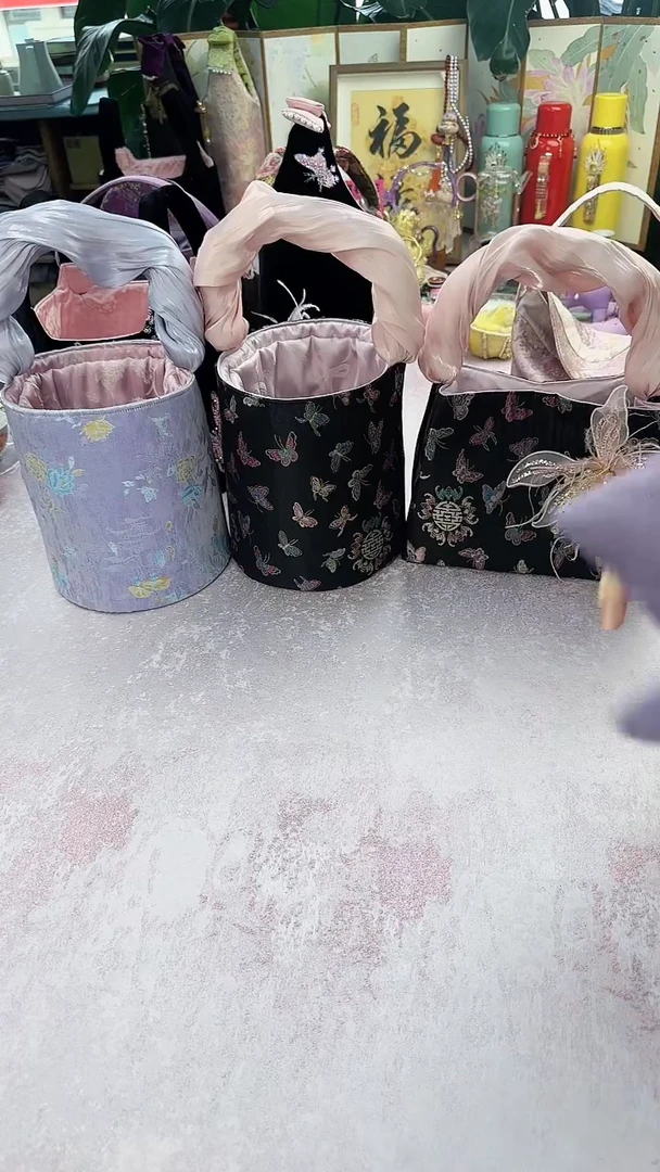 150 黑底蝴蝶水桶包