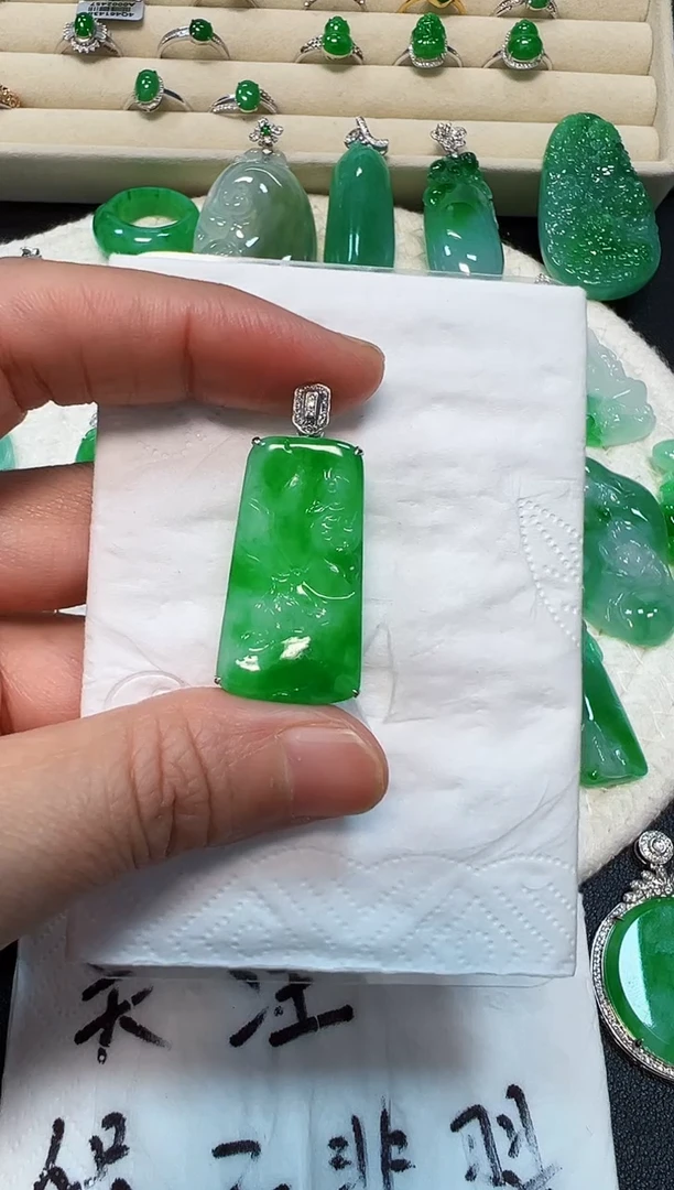 吊坠(不含链)18K金镶嵌翡翠6800