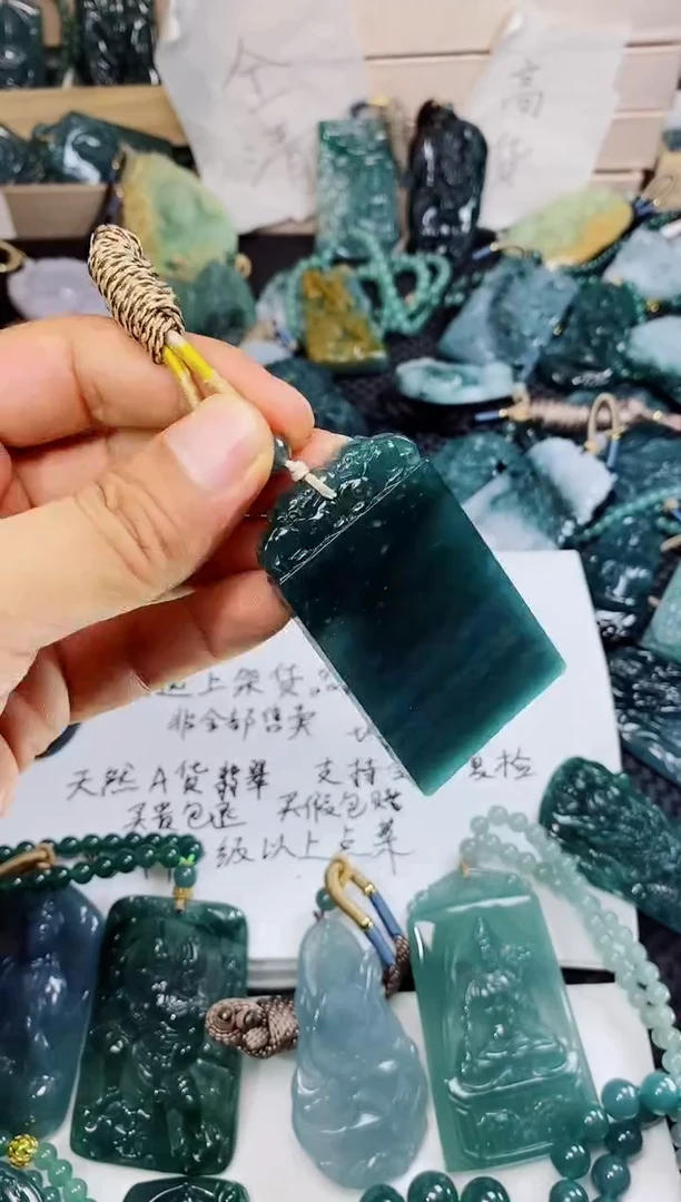 翡翠未镶嵌颈饰
