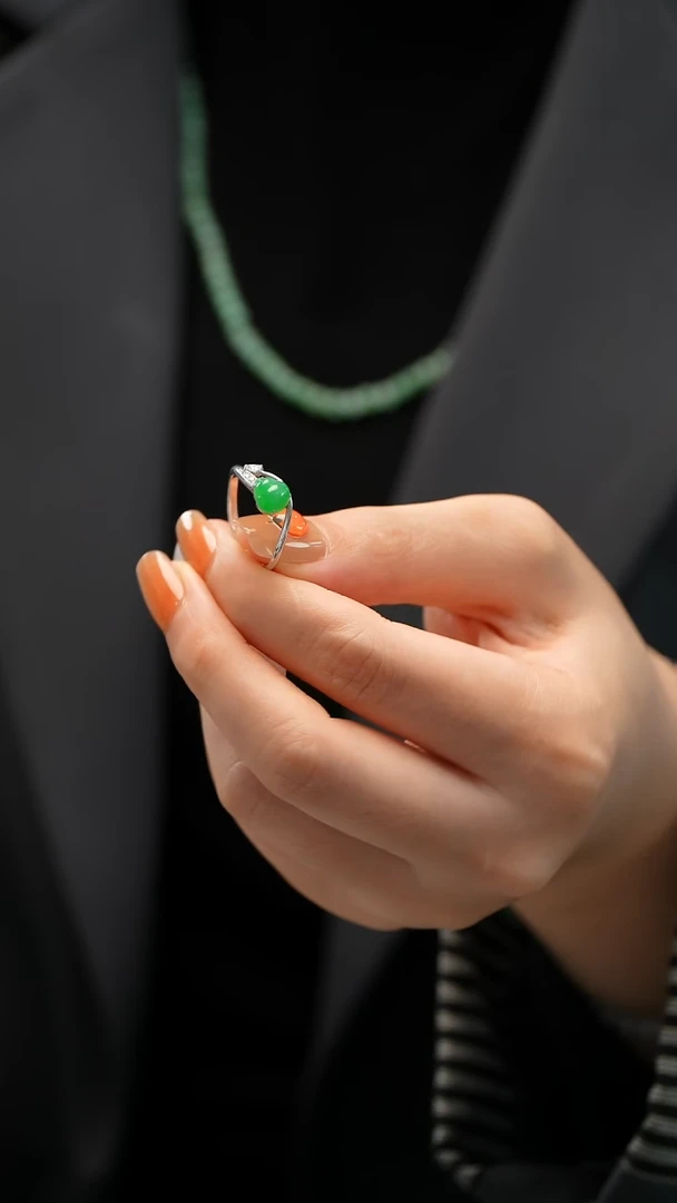 18K金镶嵌戒指翡翠戒指