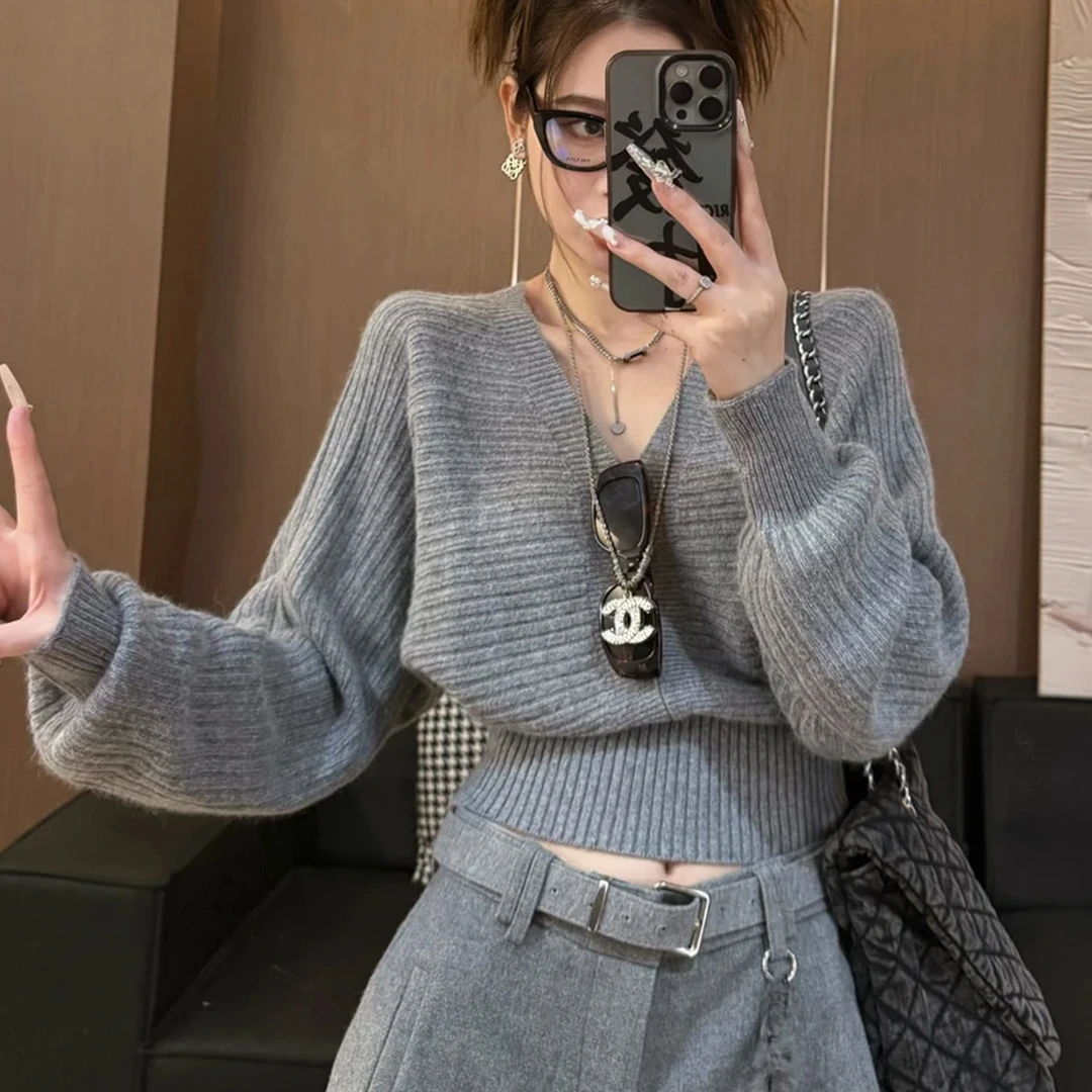 时尚独特蝙蝠袖V领毛衣女秋冬慵懒宽松显瘦内搭外穿短款针织上衣